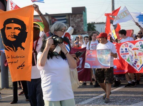 La solidaridad marchó con los espirituanos. Foto: Oscar Alfonso Sosa.