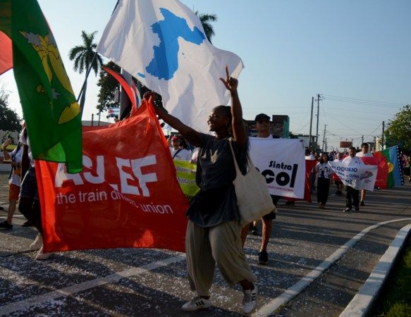Junto al pueblo, miembros de la Brigada Internacional de Solidaridad Primero de Mayo, provenientes de más de veinte naciones, juntaron también manos y corazón. Foto: Oscar Alfonso Sosa.