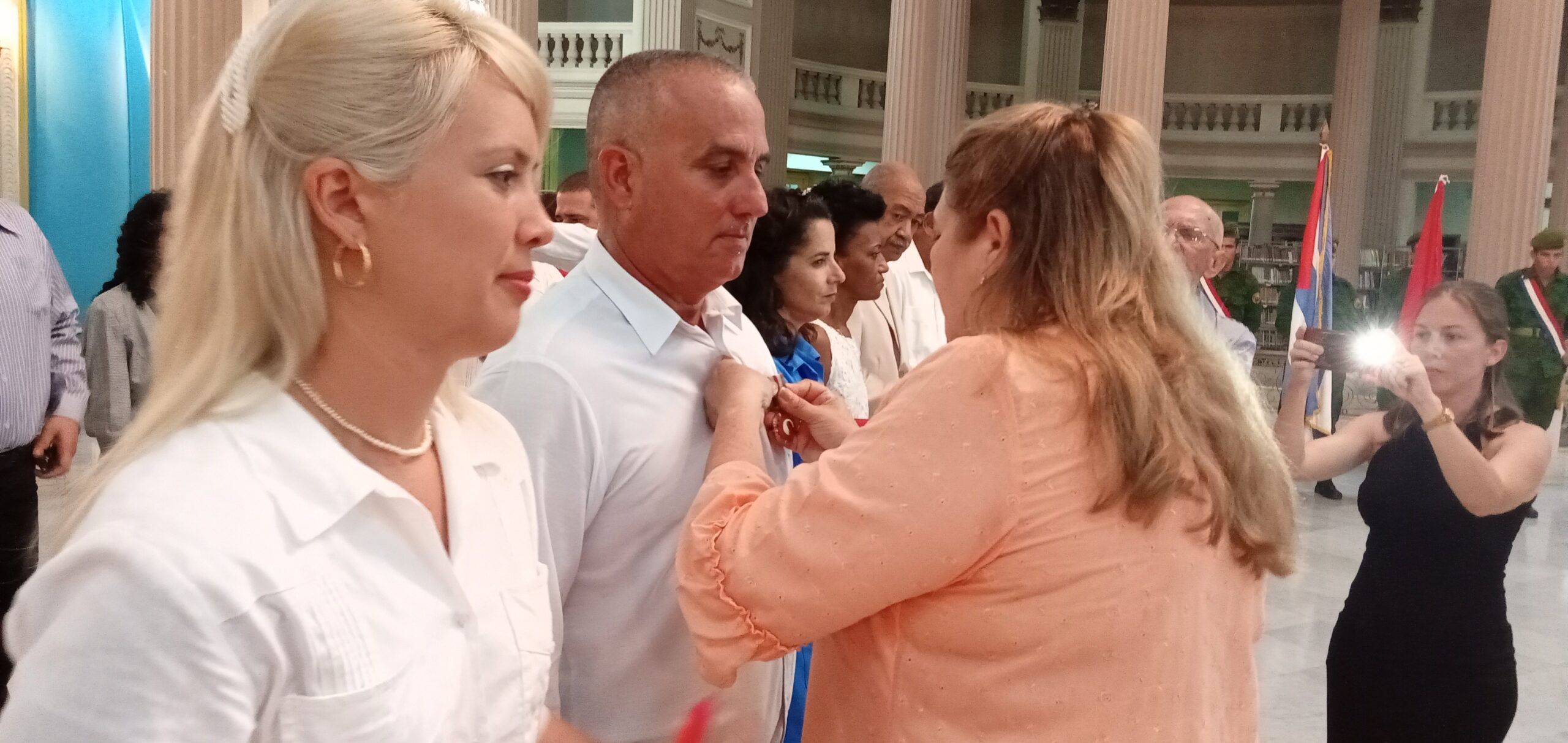 Condecoran a destacados trabajadores espirituanos