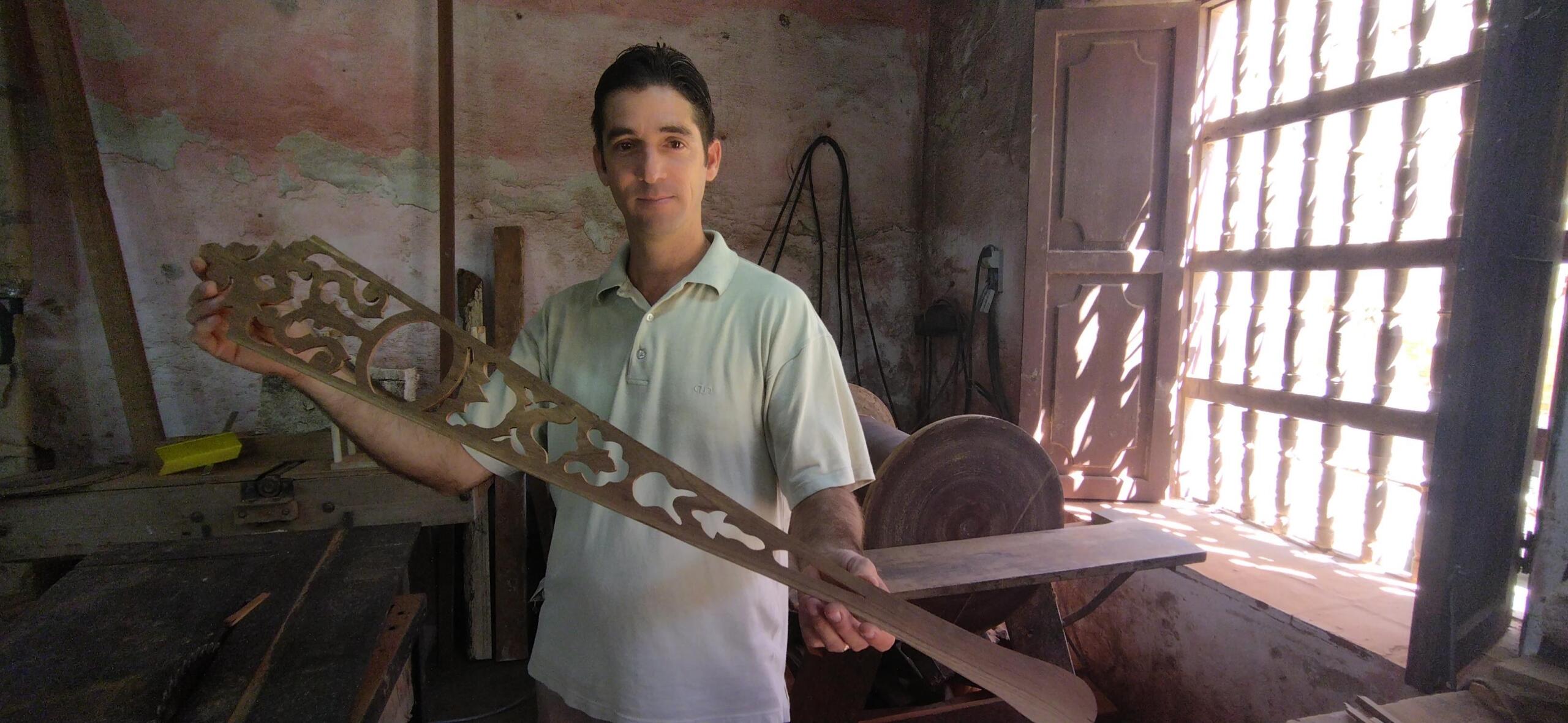 El hombre que atrapa el viento en madera (+ fotos y video)