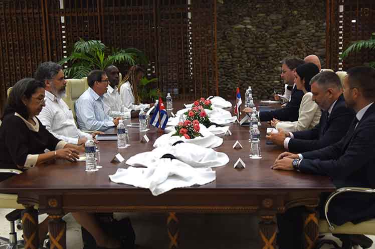 Recibe canciller cubano a su homólogo de Serbia