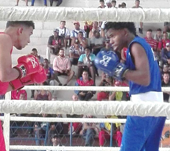 Golpes y esquivas entre las doce cuerdas en Polideportivo Yayabo