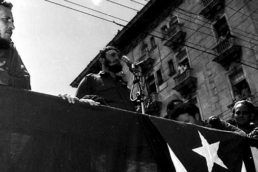 ¿Qué circunstancias llevaron a Fidel a declarar el carácter socialista de la Revolución cubana?