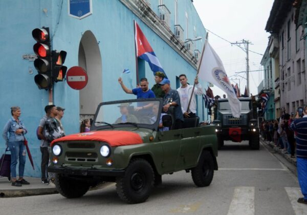 Jóvenes destacados del territorio reeditaron la entrada de la Caravana de la Libertad. Foto: Oscar Alfonso Sosa.