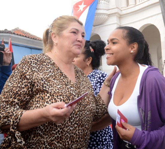 Deivy Pérez Martín (I), miembro del Comité Central del Partido Comunista de Cuba y su primera secretaria en la provincia, entregó el carné a nuevos militantes de la organización. Foto: Oscar Alfonso Sosa.