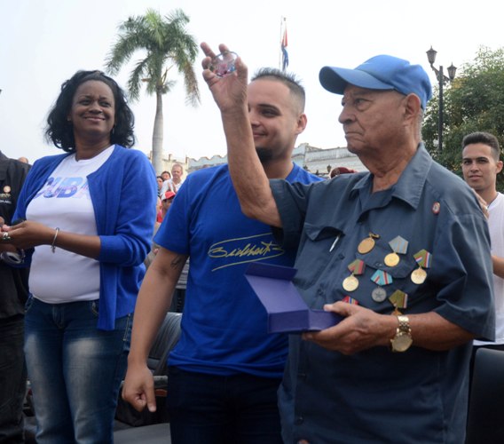 Alcibiades Aguiar Rondón (D), protagonista de aquel suceso, recibió el reconocimiento de la UJC. Foto: Oscar Alfonso Sosa.