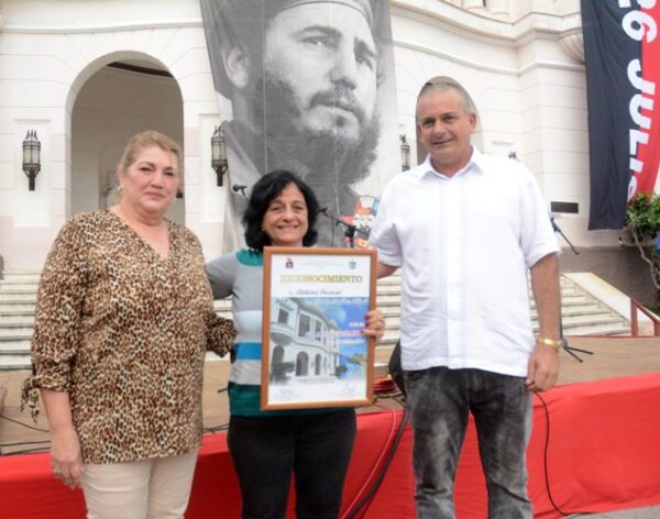 Deivy Pérez Martín (I), miembro del Comité Central del Partido Comunista de Cuba y su primera secretaria en la provincia y Frank Osbel Cañizares (D), vicegobernador del Gobierno Provincial, entregaron reconocimientos a entidades y organismos destacados. Foto: Oscar Alfonso Sosa.
