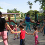 Madres por naturaleza y por vocación cobijadas en una casita infantil