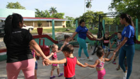 Madres por naturaleza y por vocación cobijadas en una casita infantil
