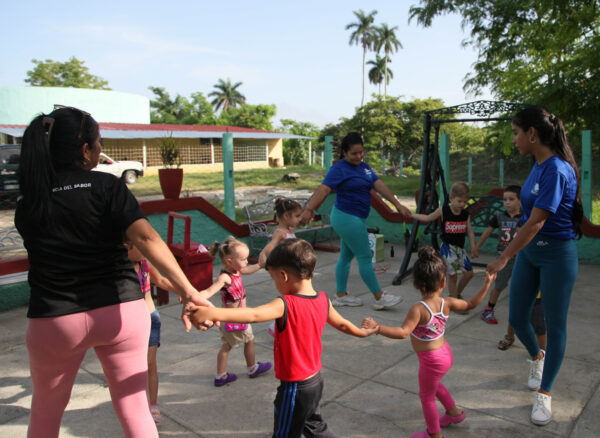 Madres por naturaleza y por vocación cobijadas en una casita infantil