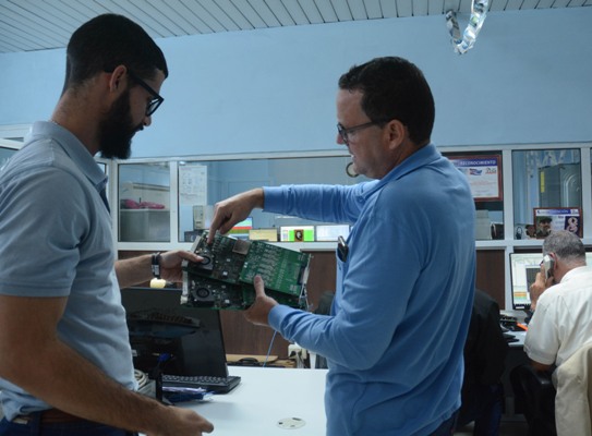 Del ingenio de especialistas y técnicos depende alargar la vida de la tecnología. Foto: Oscar Alfonso Sosa.