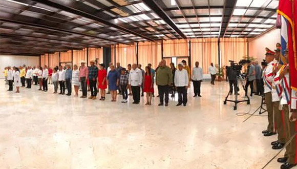 Condecora presidente cubano a campesinos destacados
