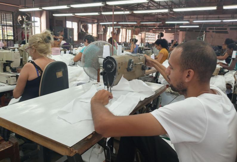 Industria textil espirituana prosigue inmersa en la confección de uniformes escolares