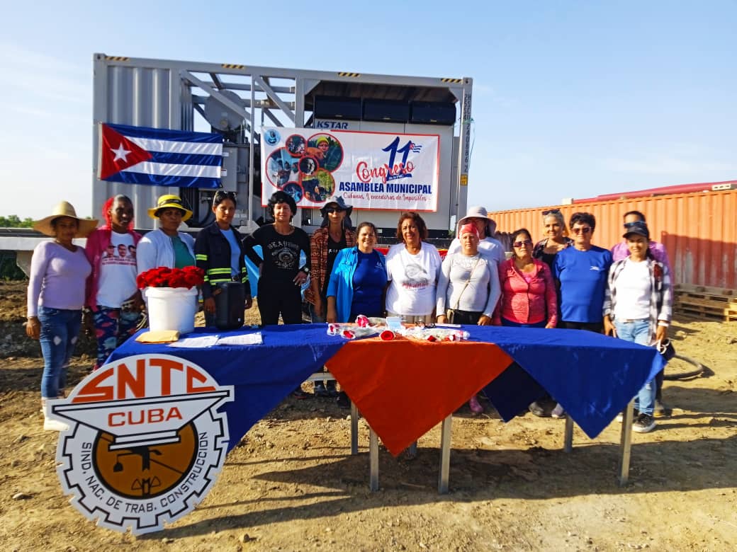 Reconocen a constructoras espirituanas que laboran en el parque fotovoltaico de Tuinucú