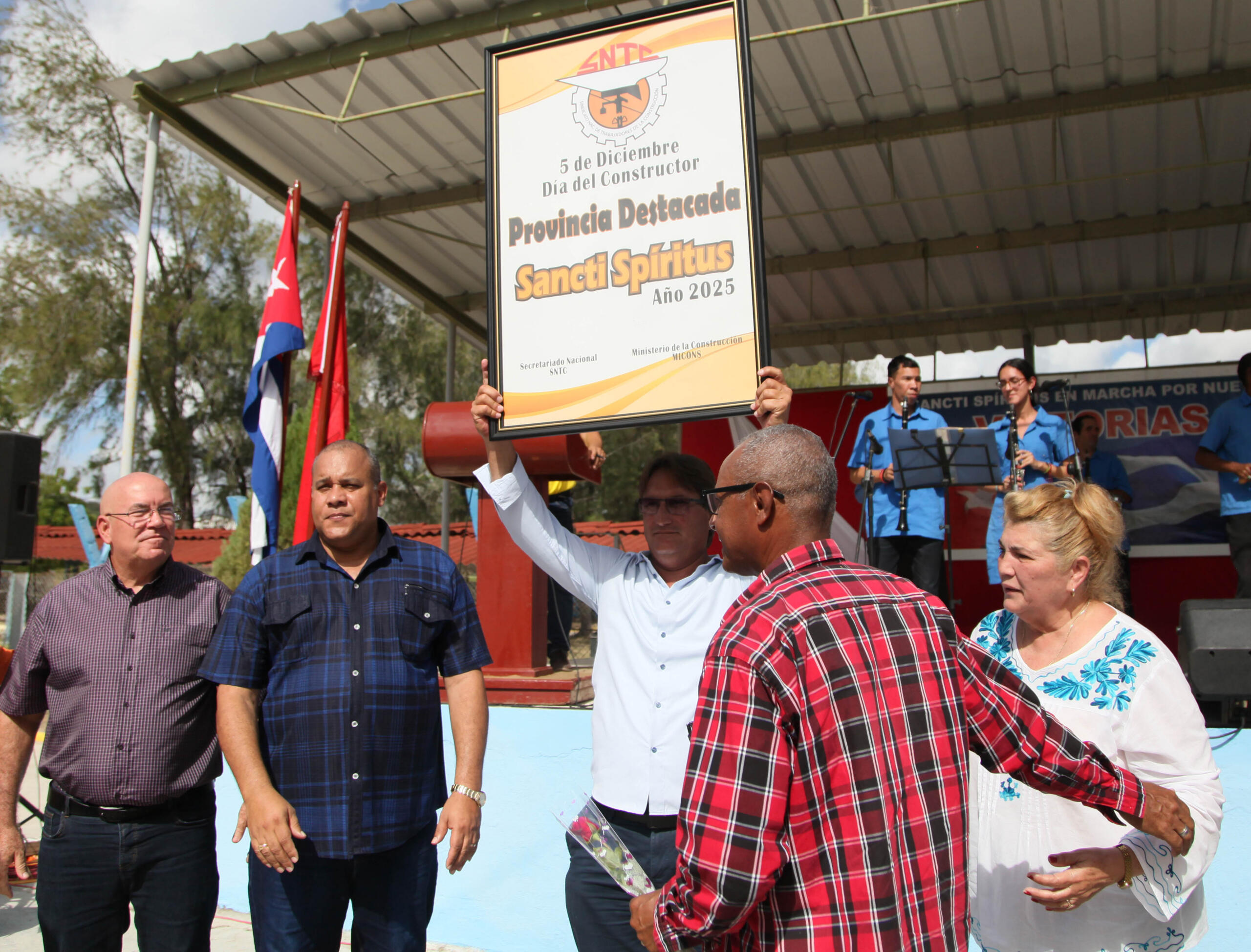 Destacan quehacer de constructores espirituanos en su día