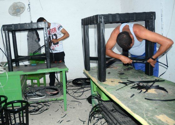 Las producciones artesanales a partir del plástico reciclado ganan demanda dentro y fuera del país. Foto: Oscar Alfonso Sosa.