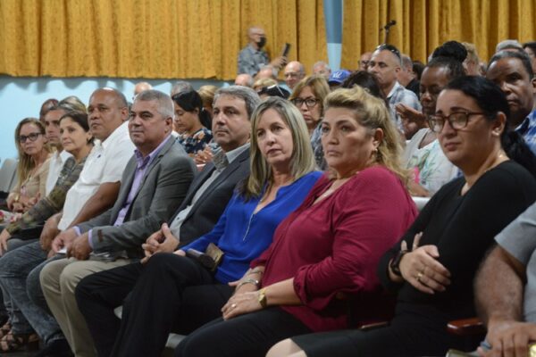 Walter Baluja García (primer plano), Ministro de Educación Superior y Naima Trujillo Barreta (C, derecha, con blusa azul), titular del Ministerio de Educación, acompañados por autoridades del Partido Comunista de Cuba y el Gobierno en el territorio, participa en la conmemoración de los 40 años de la Educación Superior en la provincia. Foto: Oscar Alfonso Sosa.