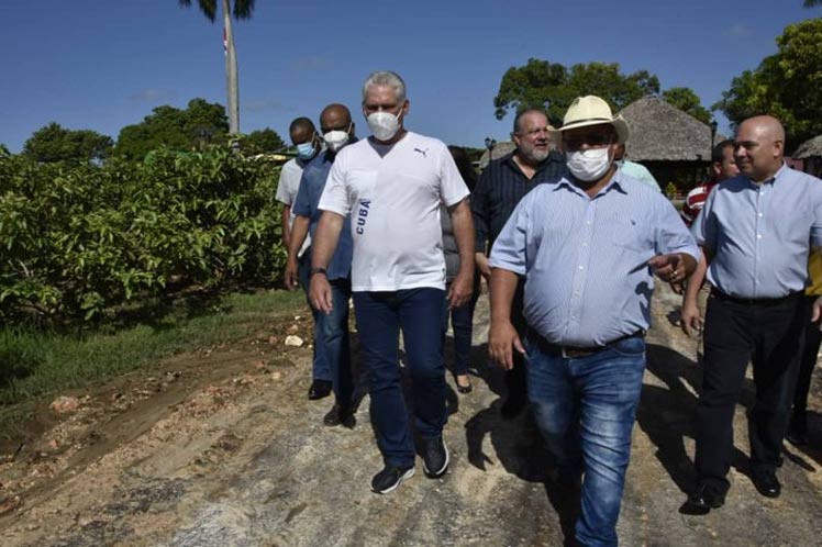 Recorre presidente cubano sitios de Cienfuegos previo al 26