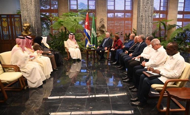 Dialoga presidente cubano con titular de Turismo de Arabia Saudita