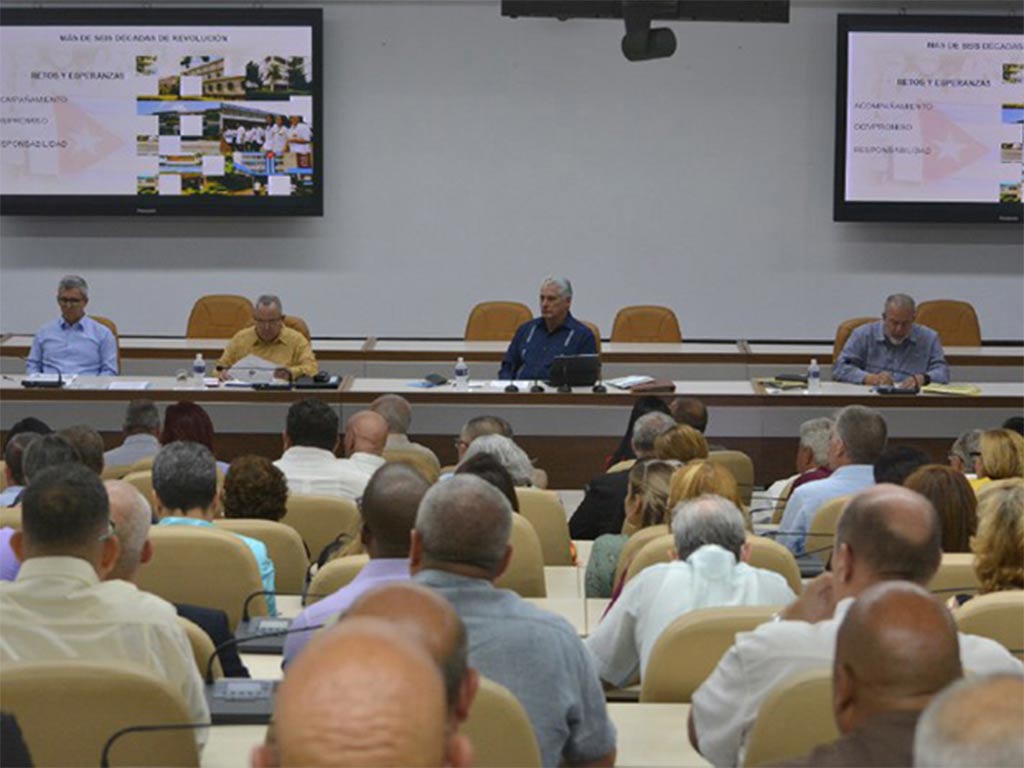 Evalúa presidente cubano trabajo de sectores sanitario y alimentario