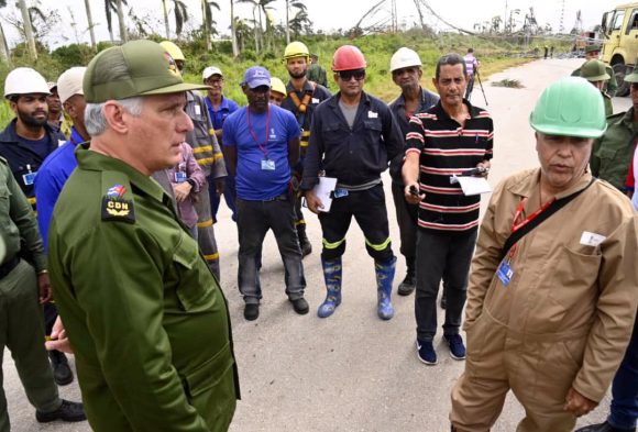 Visita presidente de Consejo de Defensa Nacional territorios impactados por huracán Rafael
