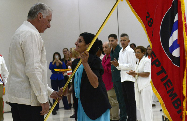 Mayor organización de masas de Cuba reconoce a miembros destacados