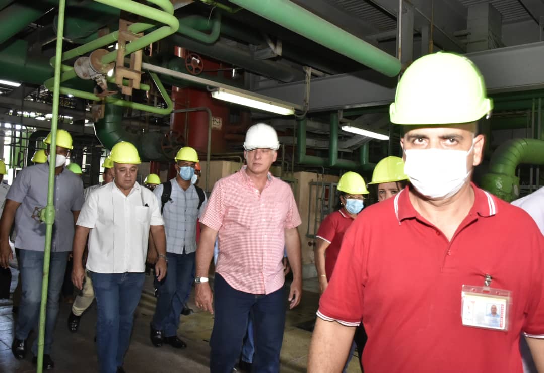 Díaz-Canel exalta labor en termoeléctrica de Cienfuegos
