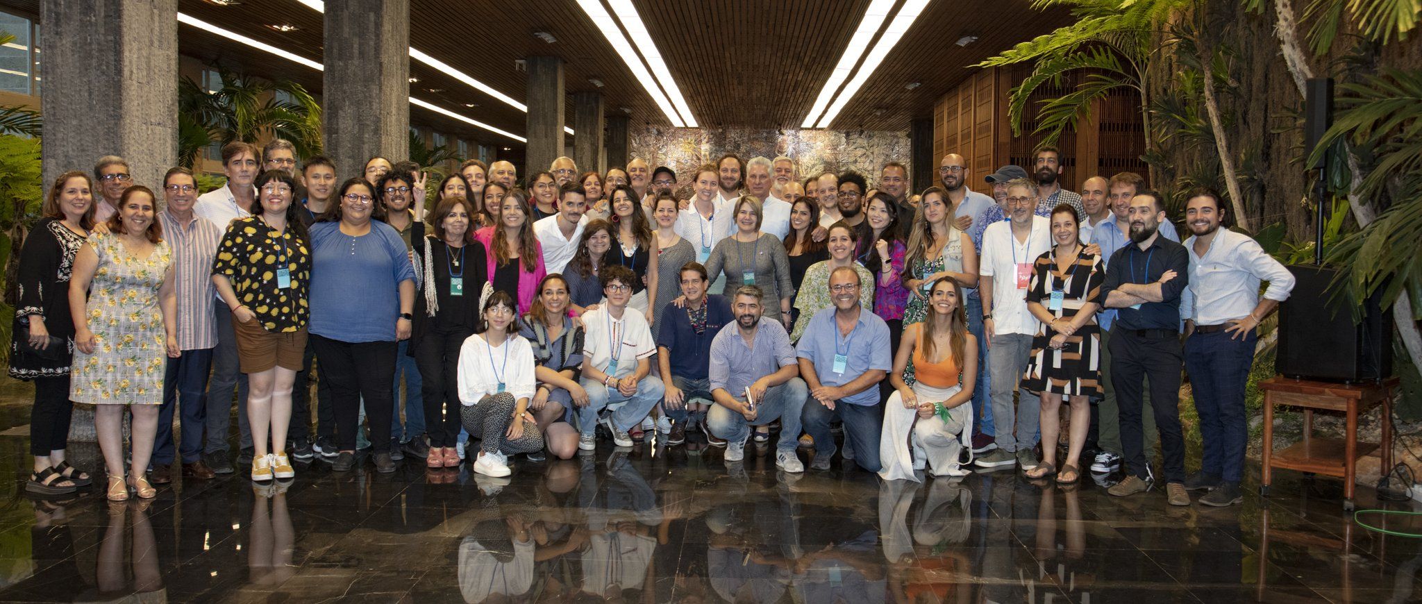 Intercambia presidente cubano con participantes en Coloquio Patria
