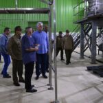 Presidente cubano visita empresa militar industrial en Mayabeque