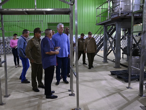 Presidente cubano visita empresa militar industrial en Mayabeque