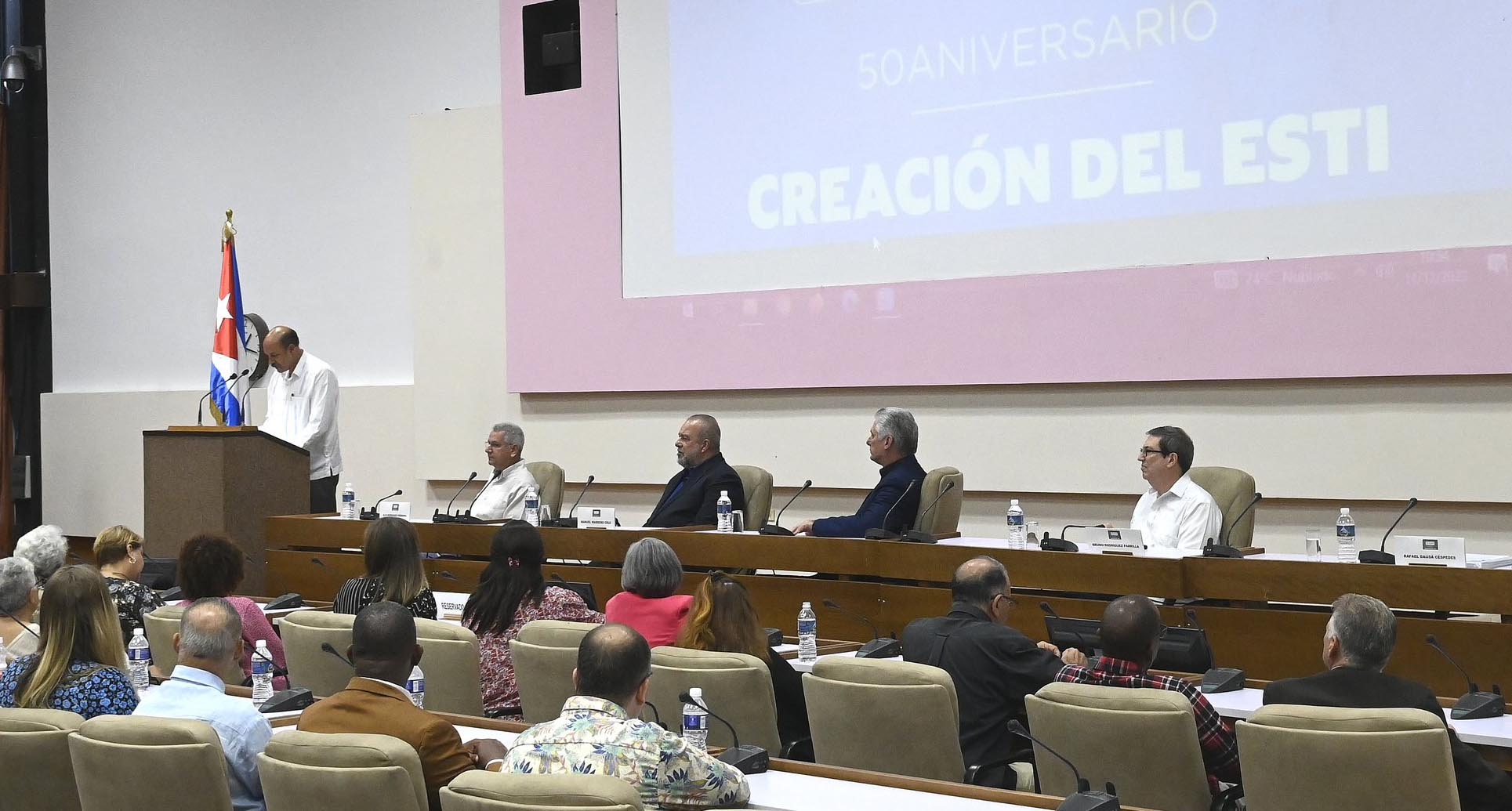 Asistió Díaz-Canel a acto por aniversario 50 del Equipo de Traductores e Intérpretes