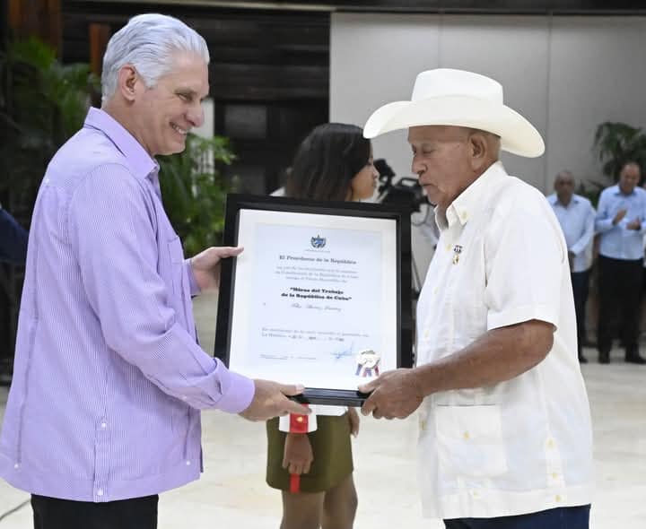 Condecorado campesino espirituano con el Título Honorífico de Héroe del Trabajo (+ fotos)
