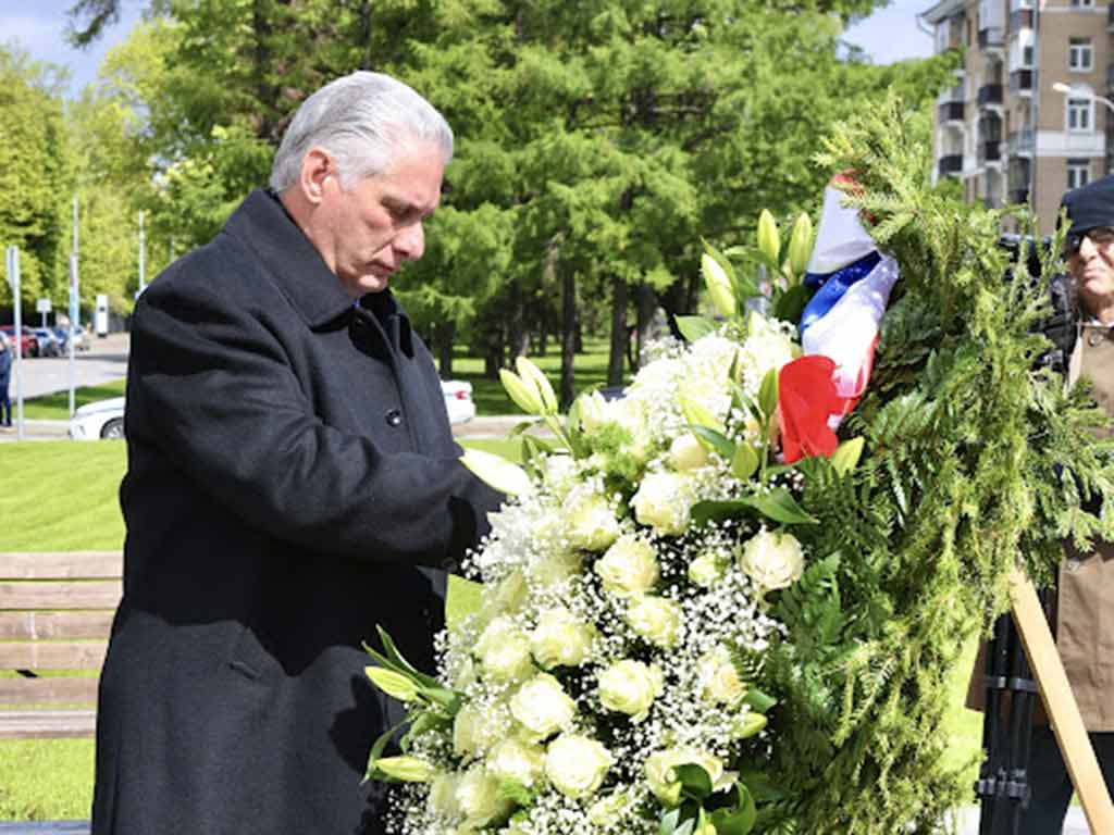 Presidente cubano rinde honores a Fidel Castro en Moscú