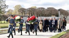 Rinde Díaz-Canel homenaje a defensores de Leningrado