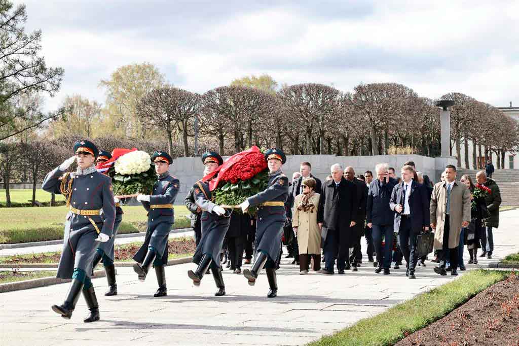 Rinde Díaz-Canel homenaje a defensores de Leningrado