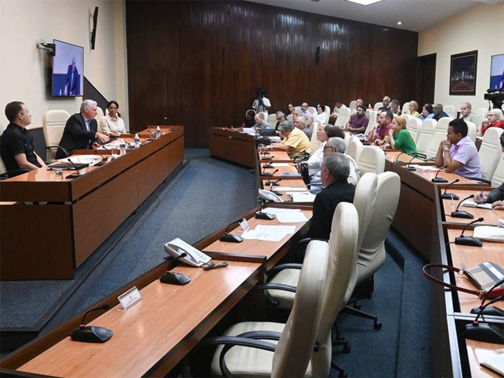 Responden a planteamientos de miembros de la UNEAC