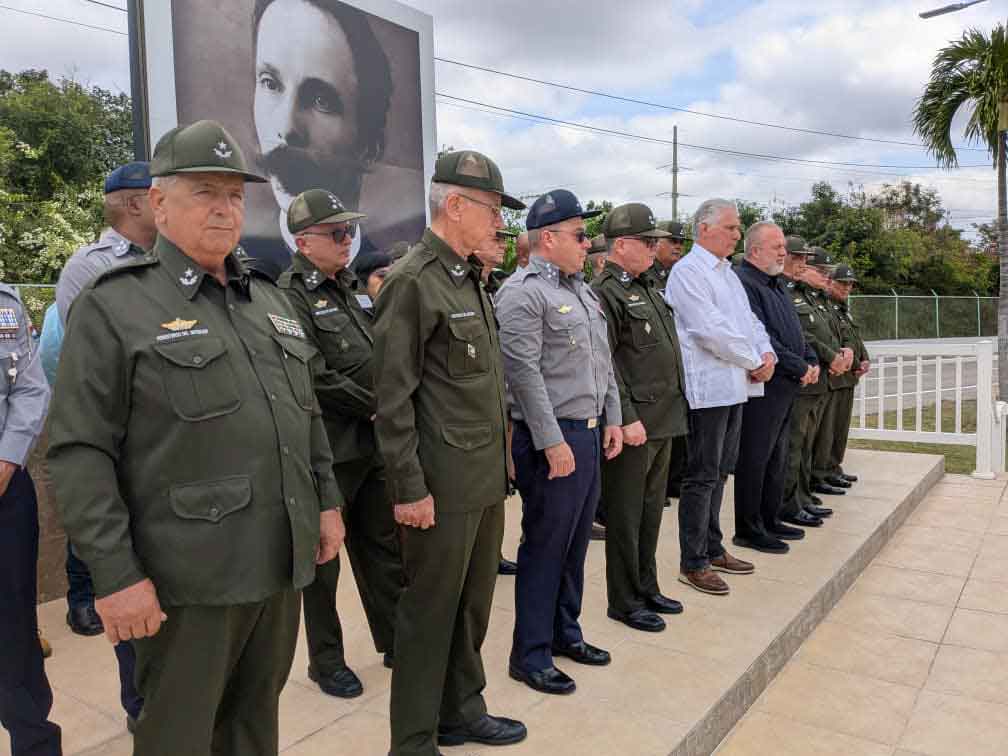 Asiste presidente cubano a acto por aniversario de Policía Nacional Revolucionaria