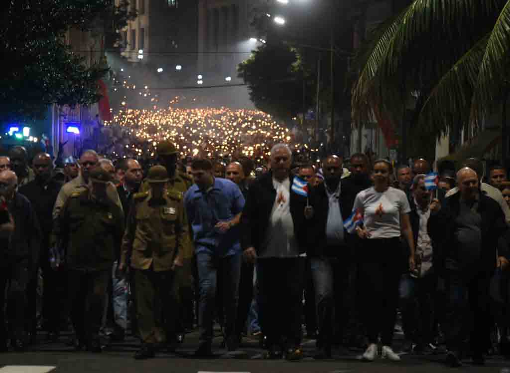 Lideran Raúl Castro y Díaz–Canel Marcha de las Antorchas en La Habana