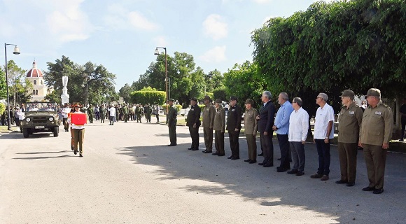 Asistieron Raúl y Díaz-Canel a ceremonia de inhumación del general Romárico Sotomayor