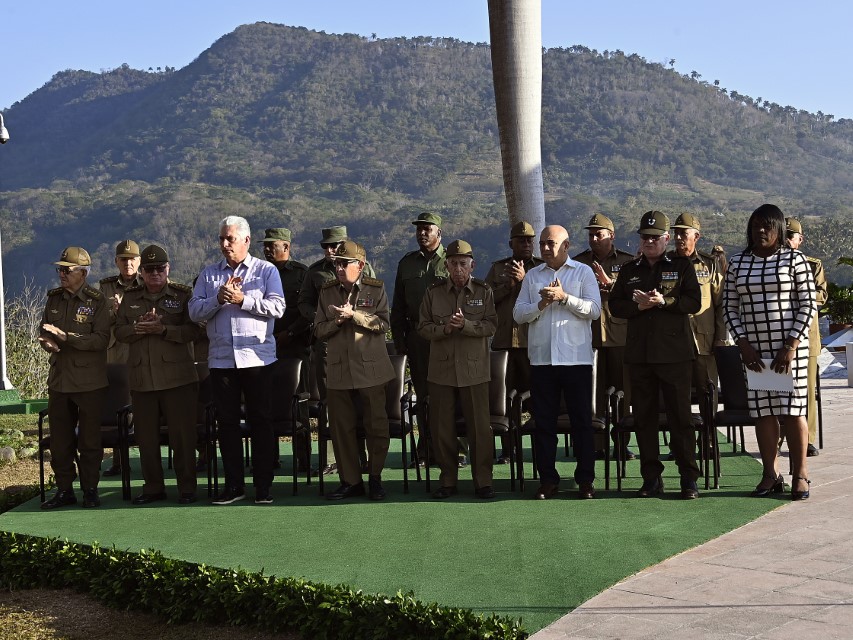 Asisten Raúl y Díaz-Canel a ceremonia de inhumación de combatientes