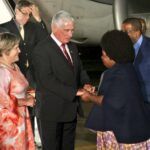 Arriba presidente cubano a Sudáfrica