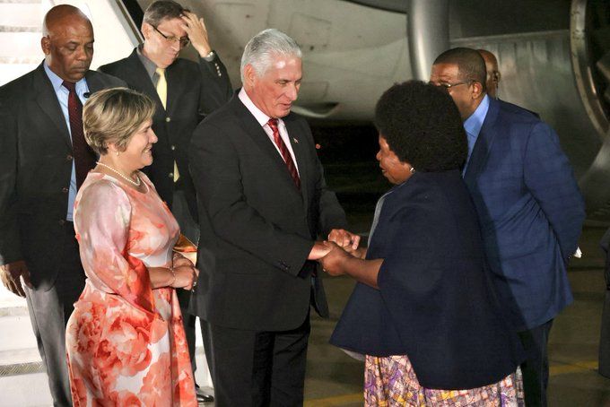 Arriba presidente cubano a Sudáfrica