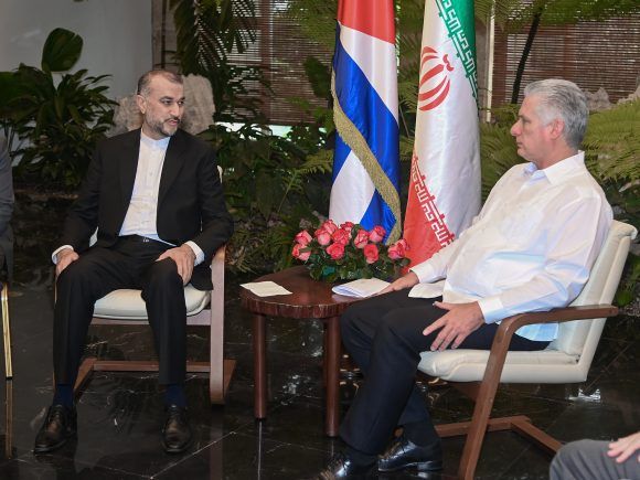 Intercambia presidente cubano con canciller de Irán