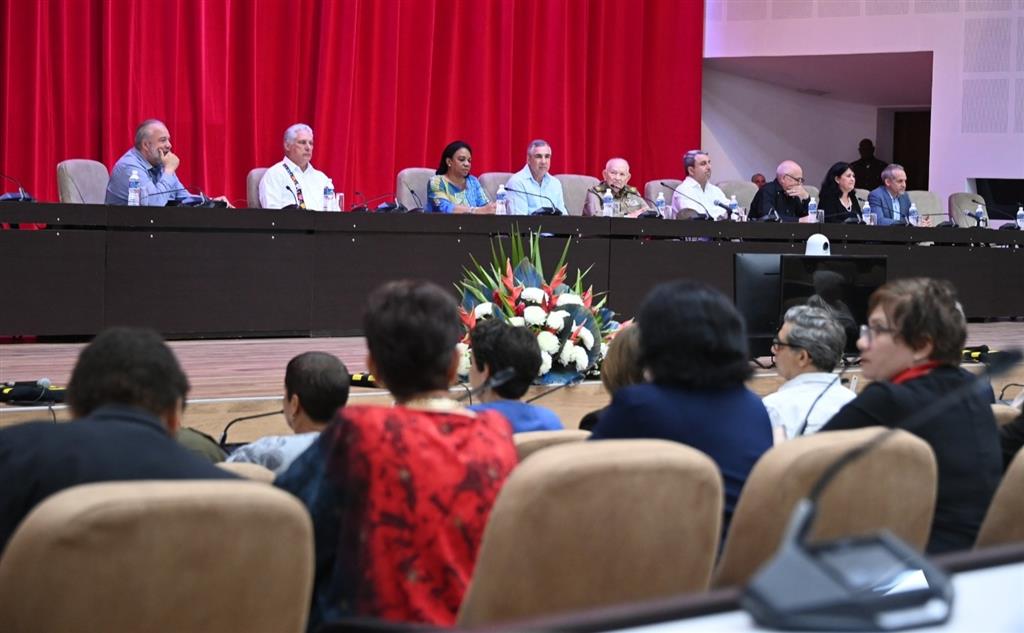 Asiste Díaz-Canel al acto por aniversario 30 del Citma