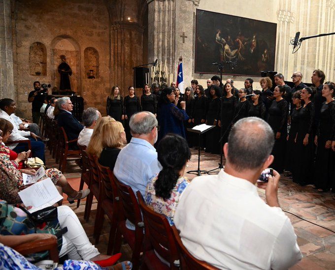 Presidente de Cuba asistió a concierto por 50 años de golpe en Chile