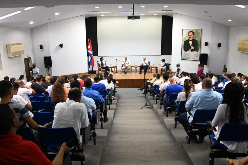 Participa Díaz-Canel en constitución de Comité de Innovación Juvenil