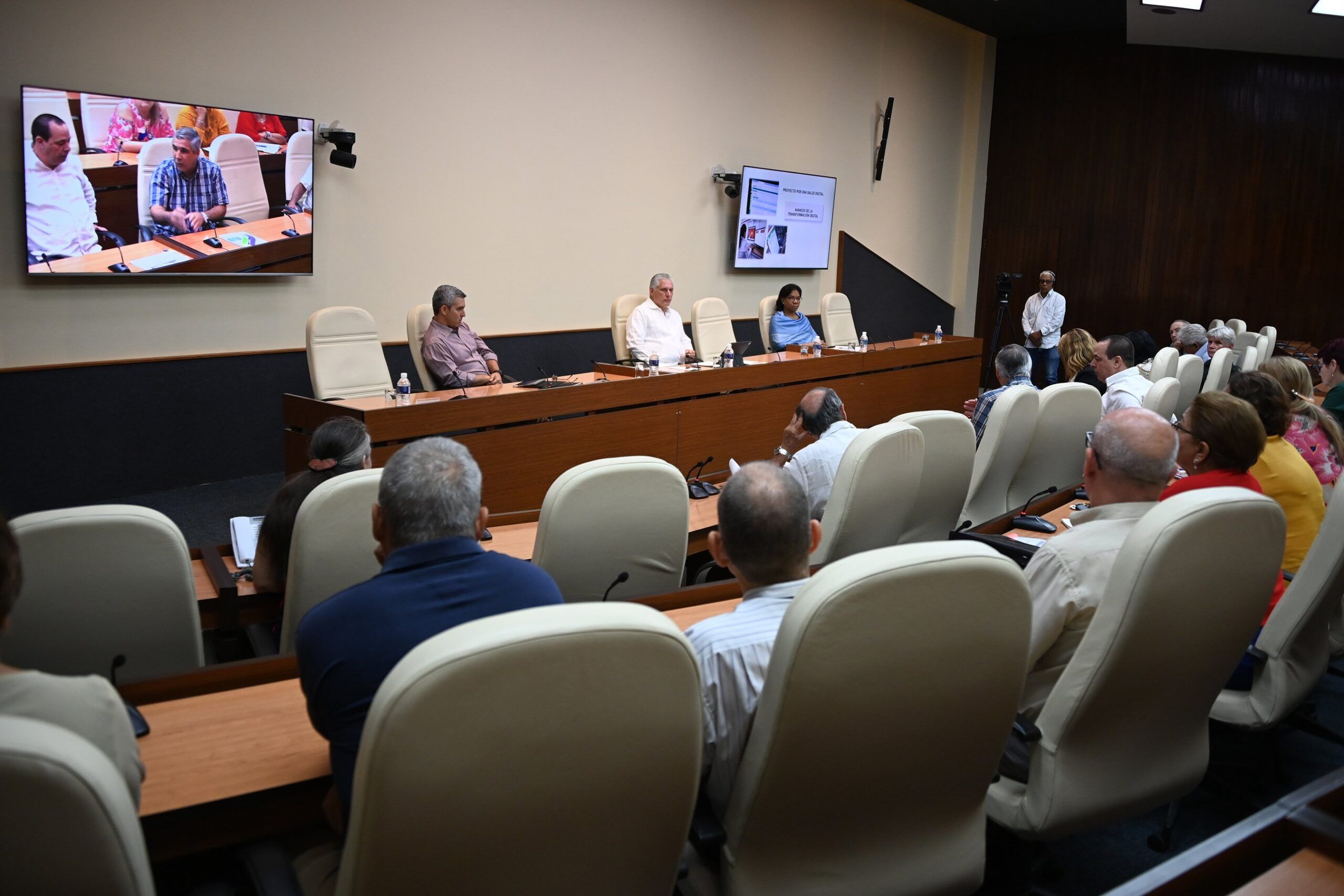 Insta Díaz-Canel a redoblar acciones ante aumento de Covid-19