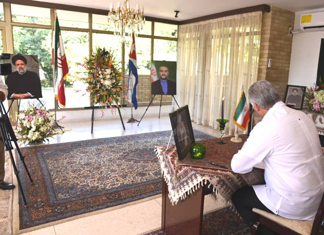 Firma presidente cubano libro de condolencias en embajada de Irán