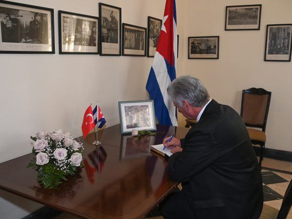Firma presidente cubano libro de condolencias por terremoto en Türkiye