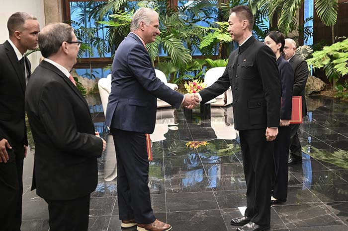 Recibe presidente cubano cartas credenciales de nuevos embajadores
